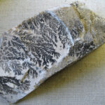Pyrolusite_dendritic_on_felsite