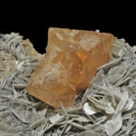 cristaux de scheelite, cristaux de mica var. muscovite : Huya W-
