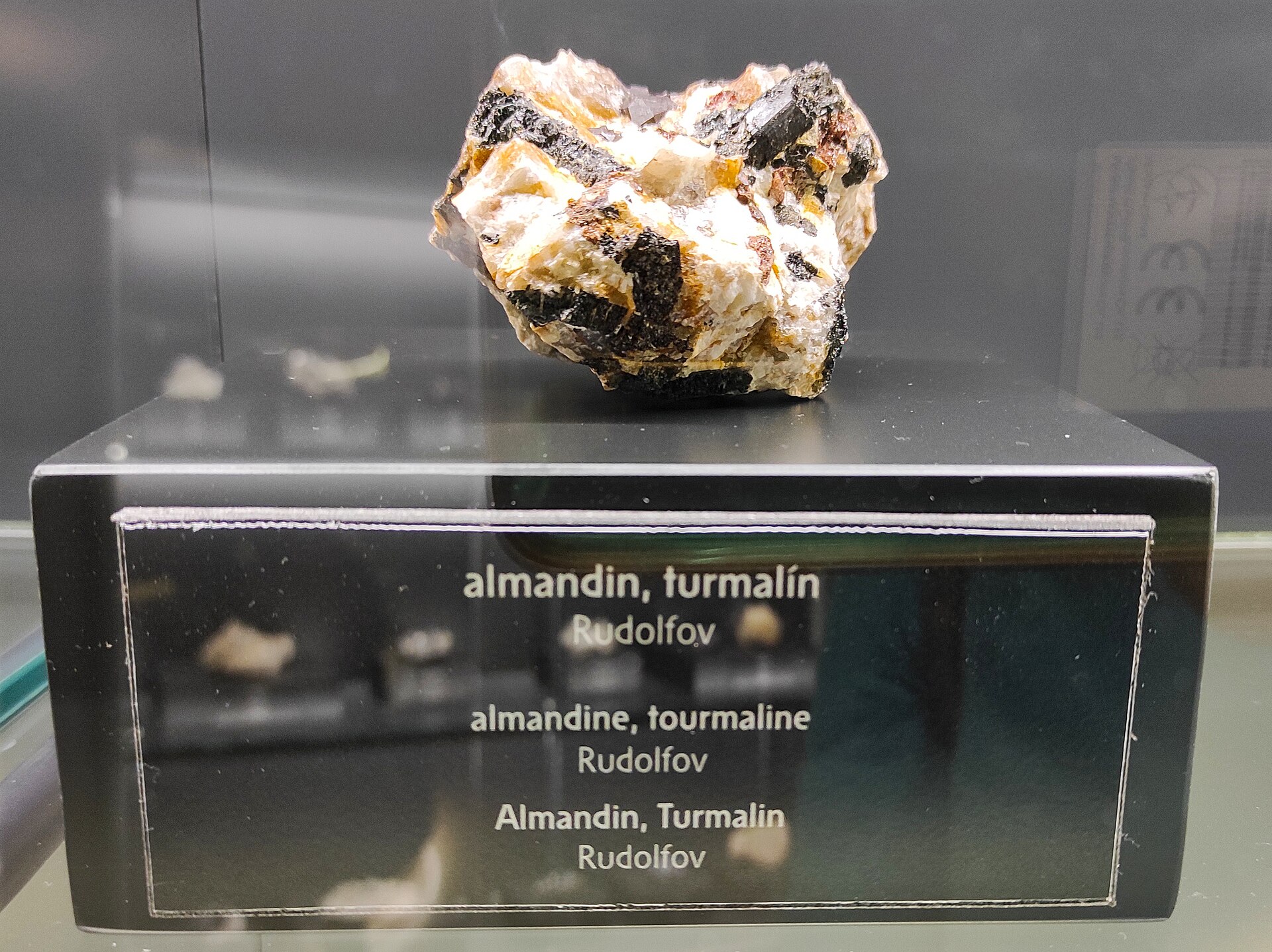Turmalín