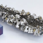 Niobium_crystals_and_1cm3_cube