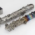 Wolfram_evaporated_crystals_and_1cm3_cube